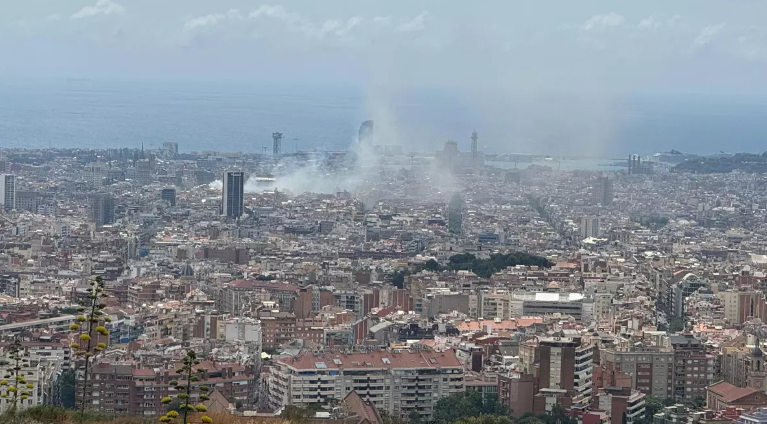 Incendio en cocina de restaurante de Barcelona llena de humo la Rambla Catalunya
