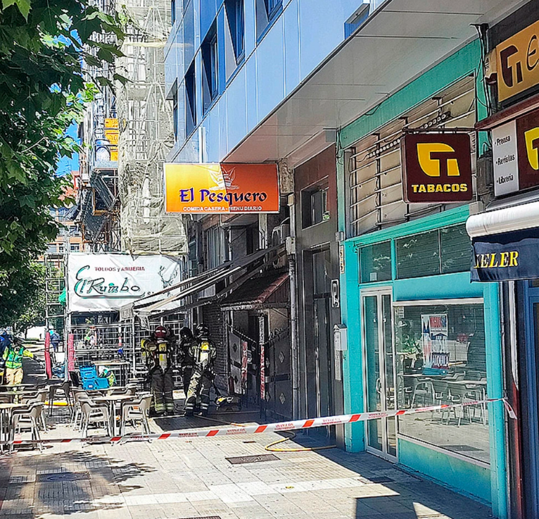 Un descuido en la cocina provoca un incendio y el susto en un bar de Gamonal