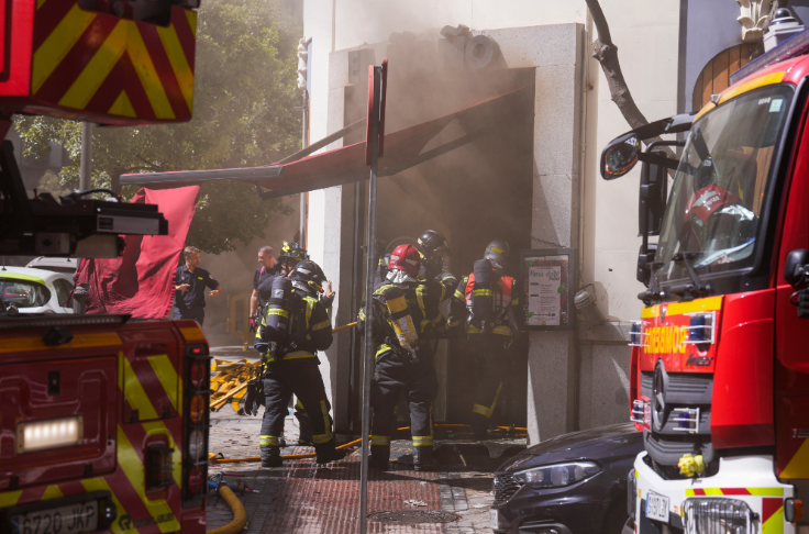 Susto en el centro de Madrid: nueve bomberos heridos tras un incendio junto al Ministerio del Interior