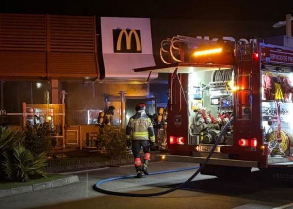 Incendio en el McDonald’s de la parcela del antiguo Oasis: así fue la trastienda en llamas