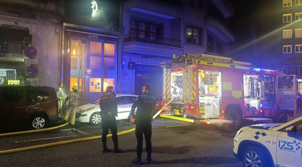 Incendios en el corazón de Santiago: un vagón arde en la estación y una la cocina de un restaurante devastada