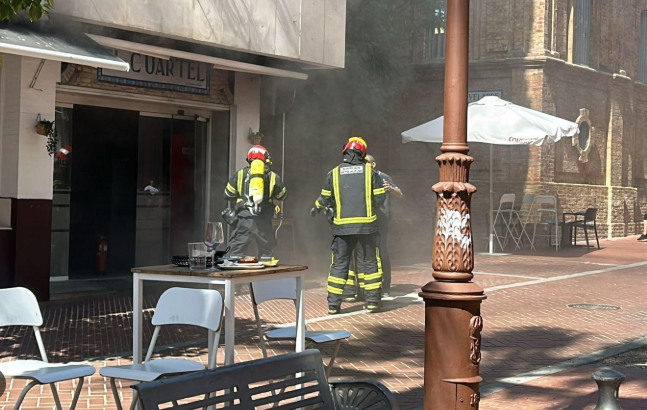 Incendio en Huelva: la cocina de un bar del Paseo Santa Fe se prende fuego