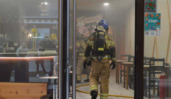 Incendio en un restaurante del centro de Ribeira: rápida actuación de los bomberos evita una tragedia
