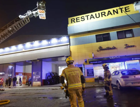 Arde la parrilla de un restaurante en O Ceao y obliga a una rápida intervención de los bomberos