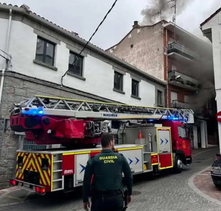 Incendio en una cafetería de Colmenar Viejo: el fuego se origina en la cocina de la Calle Estanco