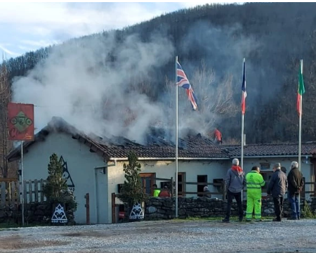Después del incendio, 'Lobo Camp' vuelve más fuerte en Boca de Huérgano con restaurante renovado