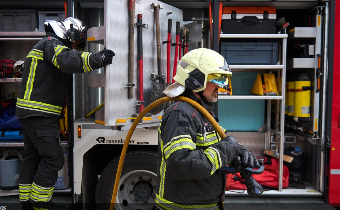 Bomberos apagan un incendio en un bar del Casco Viejo y controlan una fuga de gas