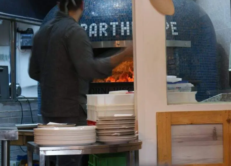 Incendio en restaurante italiano de Zaragoza provoca gran columna de humo