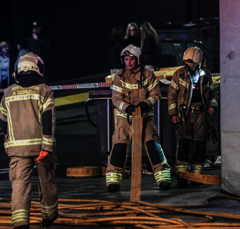 Los Bomberos de A Coruña cierran una hamburguesería tras dos incendios en su máquina de cocina
