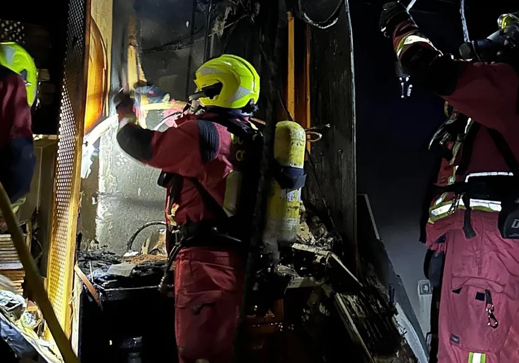 Incendio nocturno en un restaurante del casco histórico de Córdoba: una llamada de atención a la seguridad en cocinas profesionales