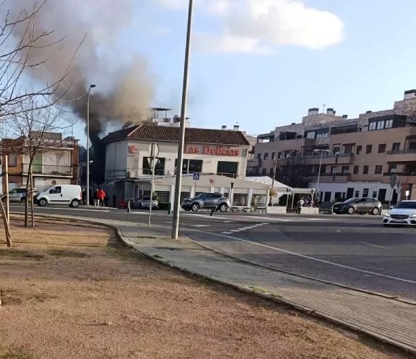 Incendio en la cocina de un restaurante en Córdoba: bomberos actúan