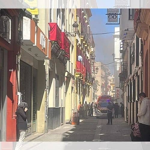Intervención urgente de los bomberos por un incendio en la freidora de un bar en calle Cuna, Sevilla