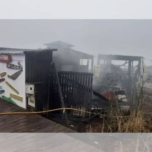 Un incendio calcina un chiringuito en la playa de A Lapa, en Sanxenxo